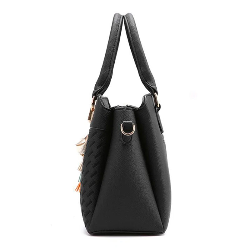 Bolso Aurora con Bordados Exclusivos y Elegantes Detalles de Borlas