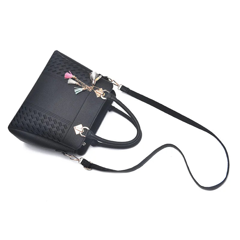 Bolso Aurora con Bordados Exclusivos y Elegantes Detalles de Borlas