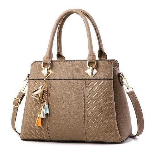 Bolso Aurora con Bordados Exclusivos y Elegantes Detalles de Borlas