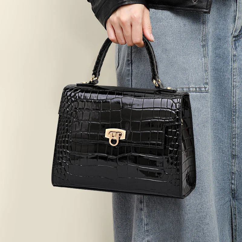 Bolso Celeste con Piel Genuina y Efecto Brillante de Lujo